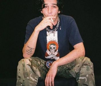 ⊺ⱶ∙ⱻ⃞¹⁹⁷⁵∕▪‧.; la naiba te și duci..." Mda, nu-i păsa. ʿCretinii ăștia, uită-te la mine (ne spunea e; nouă)  cretinii ăștia o să cadă lați pe aici, și ghici cine va domni desupra muntelui de cadavre? eu desigur, eu desigur in costumul meu inteligent, cu mintea mea inteligentă și cu...ʾ la naiba iar a 
