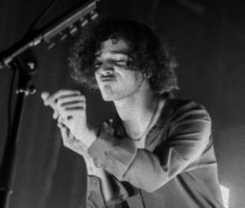 ⊺ⱶ∙ⱻ⃞¹⁹⁷⁵∕▪‧.;  asemenea măgării?!), deci nu pierdea prea mult. Și balul urma să fie anulat,; deci orice bălegar a fost aruncat prin campus în zadar. Își scoate telefonul ca să-i dea mesaj lui Peniță: scz mmp k te rig sa m iertc i pulșîiță. (e greu să scrii cu mănuși.....) (era flămând)
