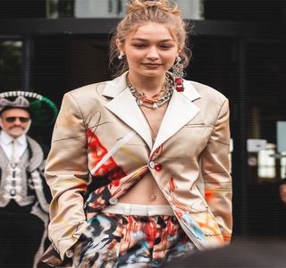 —  Finalitatea pe care ajunge să o aibă ideea sa, cea referitoare la un posibil dans existent; între cei doi, îi readuc zâmbetul pe buze, amuzându-se de scuzele oferite, căci era conştientă de faptul că dansul nu era printre preocupările favorite ale iubitului său. Tocmai de aceea,
