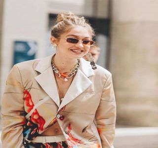 —  Distanţa dintre ei, însă doar pentru o clipă infimă, una în care îi oferă un sărut fugitiv; pe buze. „Mă duc până la toaletă, revin imediat. Am ochi şi la spate, ai grijă.” îl informează, acea ultimă parte debordând, bineînţeles, amuzament. Astfel că, aruncându-i încă
