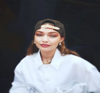 —  Petrece aproximativ un minut, două în interiorul cabinei predestinate toaletelor, urmând; ca la sfârşitul intervalului respectiv, să părăsească interiorul acesteia, nu înainte însă de a-şi aranja rochia din mătase, ce reflecta un păcuriu intens. Ulterior, păşeşte deci în afara cabinei,
