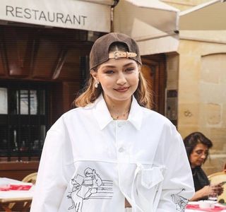 —  Susţinută de tocurile de o dimensiune considerabilă, dorind aşadar deplasarea în direcţia; oglinzilor. Doar doi paşi înspre punctul de referinţă menţionat îi sunt suficienţi pentru a identifica o anumită prezenţa în dreptul uneia dintre chiuvete, apariţie care pentru o secundi infimă
