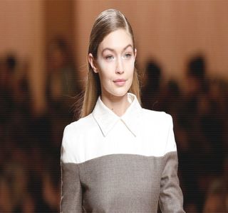 —  Adevărul era de fapt că numele complet al acesteia nu îi fusese înştiinţat de nimeni, ci; ba chiar de ea, şi asta în clipa în care şi-a permis să deschidă cadoul iubitului său, numele şatenei fiind inscripţionat pe mini-tabloul pe care îl oferise pentru el, însă de care avusese
