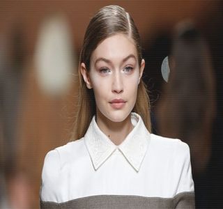 —  Ea grijă să-i facă de petrecanie înainte ca brunetul să îl primească. Pe toată perioada în; care aşa-zisa Josephine îi înşiră în cel mai respectuos mod vorbele propriu-zise, ochii şi-i menţine în aceeaşi direcţie, şi anume cea a robinetului, cel care curând ajunge oprit. Astfel că,
