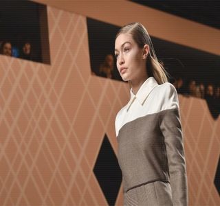 —  Să te văd aici, însă ţinând cont că eşti atât de prietenoasă cu băieţii din grup, presupun; că nu am de ce să fiu surprinsă, nu?” la finele celor spuse, un mic apropo, vag de altfel, se resimte la adresa ei, neputând însă să se abţină în vreun fel, cel puţin nu după gestul său de
