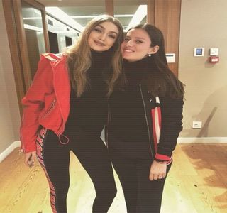 —  Ceea ce o determină să se oprească brusc în loc este vocea şatenei care neîntârziat; umple din nou încăperea, la scurt timp contactul vizual fiind reluat mai mult instinctiv, căci vorbele rostite în primă instanţă îi captează cu certitudine atenţia. Fiecare cuvânt pe care Josephine
