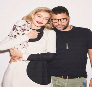 —  Josephine, iar eu n-am de gând să-l judec pe el pentru alegerile pe care le-a făcut până; în prezent. Aţi fost împreună? Felicitări. V-aţi despărţit? Asta este. Te sfătuiesc să depăşeşti momentul şi să treci peste, căci el, după cum observi, a făcut asta.” prin urmare, îşi
