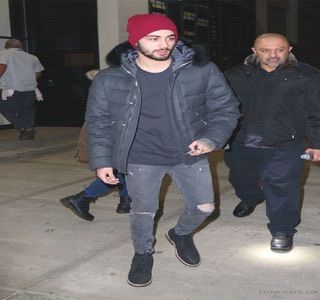 — În ciuda unei intervenţii planificate în discuţie, şatena dispare fără pic de reţinere. O urmăreşt; cu privirea însă, până ce, pierdută în peisaj, aceasta îi revine asupra peretelui aflat în faţa sa. Două secunde mai târziu, fruntea lui produce un contact alături de suprafaţa dură, unul lent
