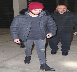 — Deloc brutal, pleoapele închizându-şi-le preţ de câteva clipe. O înjurătură îi părăseşte; buzele şi totuşi, din dorinţa de a părăsi locul, sperând că nu fusese zărit de către nimeni în respectiva ipostază, sau nu ar urma a fi, îşi focusează atenţia asupra drumului pe care
