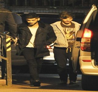 — Tonalităţii acesteia. Un anumit indiciu în vorbire, mai presus acea informaţie referitoare la; Gigi, îi trezeşte o grămadă de suspiciuni, contribuind totodată la încruntătura etalată pe chip, completată şi de încordarea instinctivă a maxilarului. Tăcerea o păstrează, căci în caz contrar,
