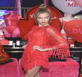 — Una joasă, dat fiind că îşi pierduse complet glasul, i se adresează din nou. „Te urăsc.”; e ceea ce rosteşte în primă instanţă, complet din neant. „N-ai idee cât te urăsc în clipa asta.” adaugă în aceeaşi secundă, sfârşindu-şi monologul printr-o ultimă şi finală adăugire:

