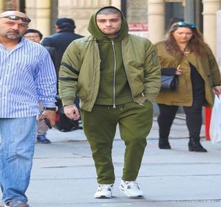 — Transă, înghiţind în sec şi totodată clipind o singură dată înainte de a fi trezit la veridica; realitate, privindu-i pe rând atât ochii cât şi buzele aflate într-o continue mişcare. Şatena se afla în pragul dreptăţii, căci reproşate deveneau ţinte pline de vinovăţie pentru propria persoană,
