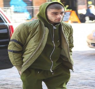 — Decizia de a vorbi dispare. Şi rămâne dispărută până în clipa în care compania sa; părăseşte locul, lăsându-l într-un val de confuzie totală, înghiţind în cel mai instinctiv mod în sec. O urmăreşte nemişcându-se până ce aceasta reuşeşte să facă rost de primul taxi ieşit la iveală,
