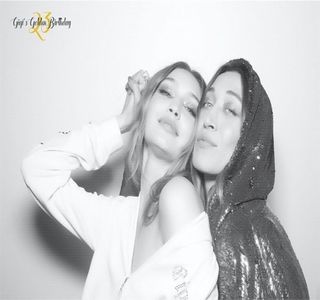 —  Deja de mai bine de cinsprezece minute, perioadă prielnică pentru a da atenţie câtorva; cugetări ce i se perindau prin minte. Mai precis, unei singure curiozităţi: de ce se purta Zayn astfel? Încă de când plecaseră de la nunta prietenilor săi, abia dacă scosese vreun cuvânt.
