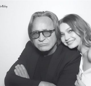 —  Iniţial, se gândise că poate era din pricina oboselii, însă abia apoi constată că ziua ante-; rioară şi-o petrecuseră amândoi în pat, fie dormind sau lenevind pur şi simplu, lucru ce continua să-i ridice semne de întrebare cu privire la comportamentul său actual. Tocmai de aceea,
