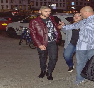 — În legătură cu faptul că starea îi putuse fi citită de către iubita sa, însă chiar şi aşa, abia; după ce îi oferă o ultimă privire, buzele i se curbează sub forma unui zâmbet deloc intenţionat, chiar natural. „Sunt doar obosit.. cel mai probabil. Agitaţia şi aglomeraţia nu sunt chiar
