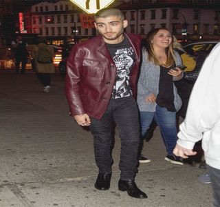 — Punctul meu forte.” Plusează prin respectiva constatare, palma de pe schimbătorul de; viteze sfârşind peste a blondei, care încă poposea peste piciorul său. Degetele şi le infiltrează printre ale acesteia, chiar dacă şi-o păstrează peste, sfârşind prin a i-o strânge până spre
