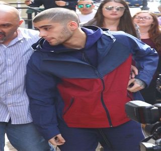 — Palma şi-o sustrage din legătura formată alături de aceasta, folosindu-şi-o în scopul; opririi motorului şi sustragerii cheii din contact. Câteva secunde mai târziu, ambii sfârşesc prin a părăsi concomitent interiorul autovehiculului, din moment ce portierele ajung trântite

