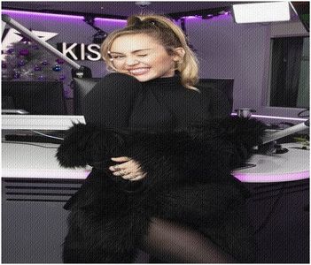 ╰❁;. rotire a capului, destul de furioasă, încearcă să zărească posibilul vinovat. „Ce naiba?!; Ai 3 ani?” Țipă când, frustrată, nu vede nicio figură în întunericul acela.
