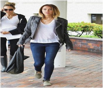 ╰❁;.  Îi urmărește cu privirea-i sceptică ocupația pe care o avea acesta pe moment, aceea de; a-i analiza nu numai corpul, ci și îmbrăcămintea, și nu se sfiește în a-și arăta surprinderea prin o arcuire a sprâncenelor. „Ocazii speciale.” Instinctiv își trage rochia pentru a se acoperi mai bine
