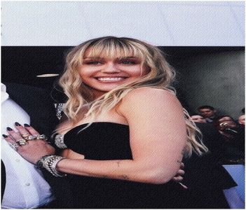 ╰❁;. renunță la gândul de a mai încerca, și implicit la geantă (speră, totuși, că o să o; găsească dimineața!..) „Daaa! Ia uite cât e ceasul.” Aruncă o privire la încheietura stângă, care era goală. „Trebuie să plec. Ne auzim.”
