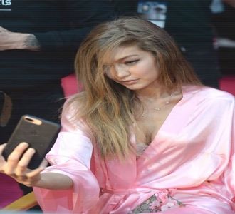 —  Secundele se scurg şi nu primeşte niciun răspuns din partea lui, fapt pentru care ritmul; cardiac îi creşte considerabil, dorindu-şi destul de mult o reacţie din partea sa. Totuşi, deşi apare ceva mai târziu, replica pe care acesta se dovedeşte a o rosti o lasă într-o confuzie totală,
