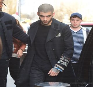— Palmei sale. Considerând tăcerea ei, expresia preluată anterior i se accentuează, căci; următoarea sa reacţie constă în vorbele: „Ştii sigur pentru că ce?” Deşi apasă fiecare cuvânt în partea, tonalitatea lui devine mai gravă odată cu adăugarea: „Continuă-ţi ideea, Gigi!”
