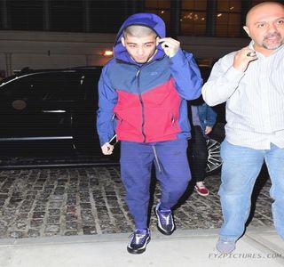 — Felul în care blonda se întoarce spre o cu totul altă alegere vocală, îi cauzează lipirea; buzelor între ele şi reglarea respiraţiei, conştientizând că, în cazul în care discuţia ar fi degenerat, cu siguranţă ar fi răbufnit, iar acea întâmplare ar fi fost ultimul lucru dorit de către el.
