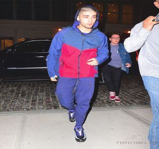 — Ce spui.” Tonalitatea sa vocală scade şi cu toate că sesizează intenţia ei de a părăsi; locul, cel mai probabil pentru a merge la culcare, decide să-şi ducă la bun sfârşit anteriorul plan. Astfel ocoleşte barul şi imediat ce se ocupă de deschiderea uşii frigiderului,
