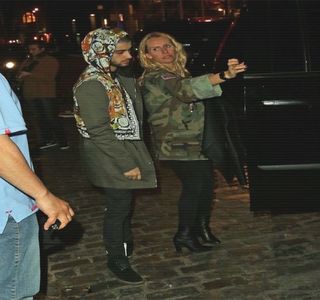 — Imediat ce iubita sa indică spre camera aflată nu cu mult în spatele ei, privirea şi-o; aruncă într-acolo, din pur instinct, preţ de câteva clipe, înainte de a-i refocusa trăsăturile. Confuzia se manifestă pe propriul clip până ce gesturile lui Gigi se petrec, dovedindu-se parcă
