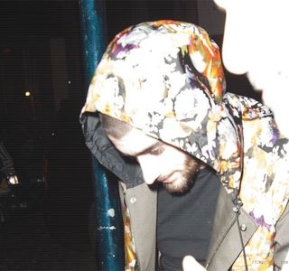 — Trecându-şi degetele palmei peste lungimea sprâncenelor, trăgând de acestea spre zona; interioară. „E o poveste lungă. Nu am fost împreună cu Josephine. De fapt, nimeni nu a ştiut de noi, dar da, a existat un noi. În schimb ea era logodită. Inelul pe care presupui că l-ai găsit,
