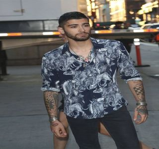 — Respectivei drept amplasare, el unul recurge la salteaua canapelei, mai exact mijlocul.; Decizându-se asupra unui confort, spatele şi-l rezemă de spetează iar braţele, neştiind cum ar fi trebuit să se manifeste, îi revin în poală. În schimb, capul şi-l întoarce în direcţia ei, menţinând
