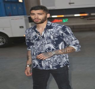 — Constant contactul vizual. Bâlbâiala de care are parte iubita sa cauzează o primă acţiune; a lui, aceea de a-şi trage buza inferioară spre interiorul gurii. Constatarea pe care Gigi o produce apoi, oferind un rezumat întregii întâmplări doar prin modul perceput de către are îi provoacă
