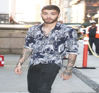 — Sfaturi utile, de care ar putea ţine cont în viitorul apropiat, o repriveşte. Din nou, tăcut,; încuviinţează iar în acelaşi timp, braţul şi-l ridică pentru a şi-l lungi de-a lungul spetezei, chiar în dreptul ei. „Am încercat să vorbesc cu ea în seara asta, dar probabil am fost prea absorbit
