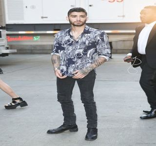 — De faptul că încercam să-mi dovedesc nevinovăţia aruncând toată vina asupra ei, încât; n-am reuşit să-i spun ce intenţionam din prima să-i spun.” Treptat, degetele palmei şi le foloseşte prin trecerea acestora printre firele ei de păr, contactul dintre ele şi pielea gâtului ei
