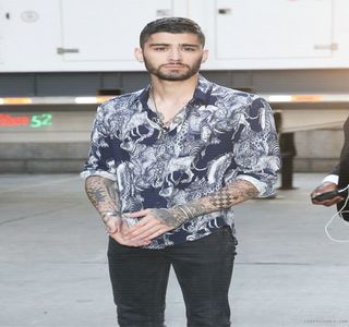 — Petrecându-se eventual. „Josephine nu te urăşte.” Brusc, revine asupra unei idei anunţată; anterior de către blondă, înainte de a-şi umezi buza prin trecerea limbii peste. „Nu mi-a urât niciodată alegerile oricât de stupide şi prosteşti au fost până acum. Sunt mai mult decât sigur
