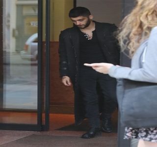 — Zâmbetul pe care îl zăreşte curând pe buzele iubitei sale contribuie la propria expresie; facială, căci chiar dacă n-ar fi simţit acest lucru, colţurile gurii i se arcuiesc. Acestea îi urcă însă destul de mult odată cu aluzia produsă de ea, ce ascundea totodată o latură destul de
