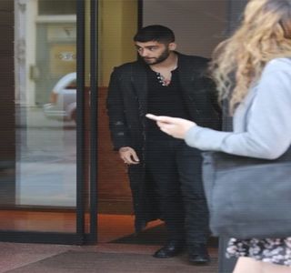— Amuzantă, care-i provoacă un râset abia sesizabil. O presupusă replică întârzie să apară; din moment ce Gigi îşi planifică gândurile sub forma vorbelor continue. Palma între timp îi urcă până ce o poziţionează peste cea a blondinei. I-o strânge astfel prin intermediul propriilor
