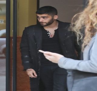 — Degete şi lejer i-o îndepărtează doar pentru a începe apoi să se joace cu respectiva; prin uzanţa degetului mare în mod în special. „Nu sunt trist, sunt doar.. habar n-am, am devenit conştient de unele greşeli pe care le-am făcut şi mă seacă al naibii de mult lucrul ăsta.”
