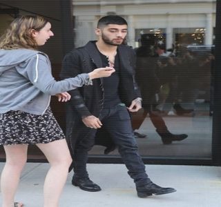 — Cum vorbele-i deţin un gram de adevăr, prima sa constatare ajunge a fi bazată pe; posibilitatea de a reuşi relaţia propusă alături de Josephine în cazul în care nu s-ar fi întors în Bradford cu două luni în urmă; dar chiar şi aşa, sfârşeşte prin a rămâne concentrat asupra
