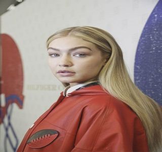 —  După toată această conversaţie în urma căreia aflase numeroase lucruri pe care nu le; avea la cunoştinţă despre iubitul său şi trecutul acestuia, ochii îi rămân aţintiţi asupra trăsăturilor sale faciale, admirând look-ul „dezordonat” pe care îl afişa, dar care până şi la o astfel de
