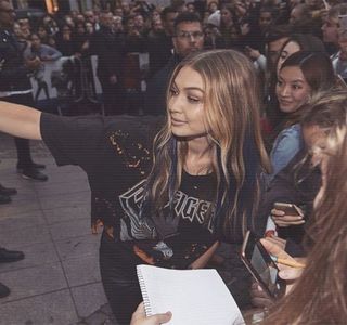—  Liniştea care se produce ulterior între ei, în asentiment cu schimbarea care are loc la; nivelul facial al iubitului său, îi generează aceleaşi emoţii, auzindu-şi parcă bătăile constante ale inimii chiar şi în urechi. Astfel că, îl priveşte emoţionată chiar, mai ales că ea fusese cea
