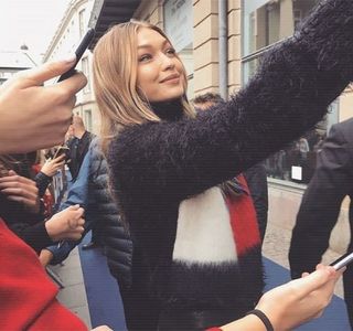 —  Gest care o surpinde chiar şi pe ea: acela de a-şi trece unul dintre picioare peste bazinul; lui, ocupând deci un loc în poala acestuia. Zis şi făcut, înghite uşor în sec, iar odată ce contactul vizual ajunge format, ambele palme îi urcă până la nivelul gâtului, curpinzându-i-l astfel,
