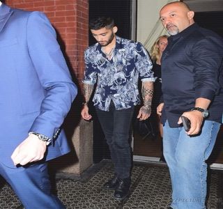 — Scurt timp să îi sărute buzele într-o manieră tandră. Ruptura se petrece rapid, dar nu şi; depărtarea faţă de chipul sau buzele ei, căci rosteşte peste respectivele, următoarele: „Nu vreau să pară că tot ce ţi-am povestit acum a fost doar ca să ajungem în punctul ăsta. Pe care..
