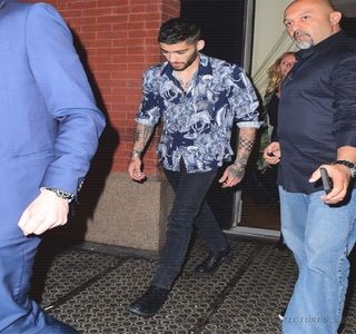 — Să fiu al naibii că îl aştept de o perioadă lungă de timp deja.” Între timp, buzele i le sărută; din nou, oprindu-se ulterior pentru a adăuga: „Dar sunt dispus să aştept pentru tine oricât de mult timp mi-ai impune. Meriţi să fii cea mai apreciată când vom trece la pasul ăsta. Şi pe de
