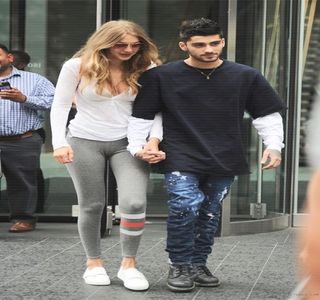 — Să i le sărute din nou. Totuşi, acestea nu rămân constant peste ale iubitei sale, căci; treptat coboară spre zona gâtului, nu înainte de a-i oferi săruturile şi de-a lungul liniei maxilarului. Concomitent acelor semne de afecţiune, palmele lui cutreieră corpul ei până ce, cu ajutorul

