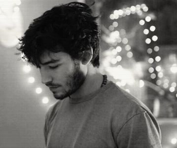 ⌮˒♥˓ Iṇℰẓṛạ’s⋅⁽ẅöṛdṡ⁾... 　‰ː  Drumul se concretizează în dreptul clădirii căminului;; acolo se așază consemnativ pe trepte și-și aprinde grosier o țigară.
