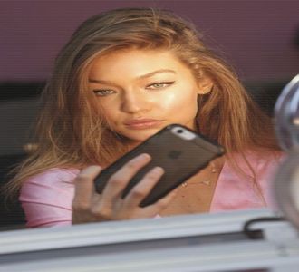 —  Cel al cămăşii, lucru care eventual se şi întâmplă. Având pe alocuri ajutorul acestuia,; azvârle în cele din urmă cămaşa undeva în spatele lui, pe jos, propria limbă croindu-şi în continuare drum printre buzele lui, rezistând totuşi nevoii de aer.

