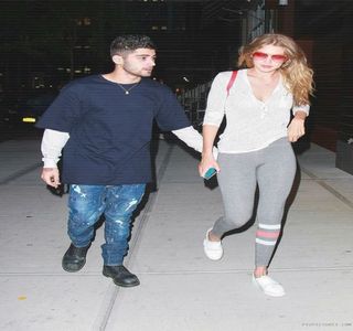 — Încerca prin intermediul unei sigure palmă să scape de materialul ce despărţea un contact; între pielea lor vine imediat, fapt pentru care, îşi susţine corpul potrivit, în aşa fel încât, pe parcursul acelui sărut să-şi desfacă vivace nasturii rămaşi ai cămăşii, Gigi ajutându-l la scurt
