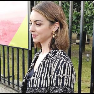 ━ care Hardin dorește să o inițieze în cel mai amiabil mod posibil o face doar să își revină; în fire și să uite de Esamii cea pe care doar Hardin o știa. ❞Îmi pari foarte cunoscută. Nu ești de screierata care se bătea cu un tonomat în secția de poliție? Întreabă pe cel mai inocent ton.
